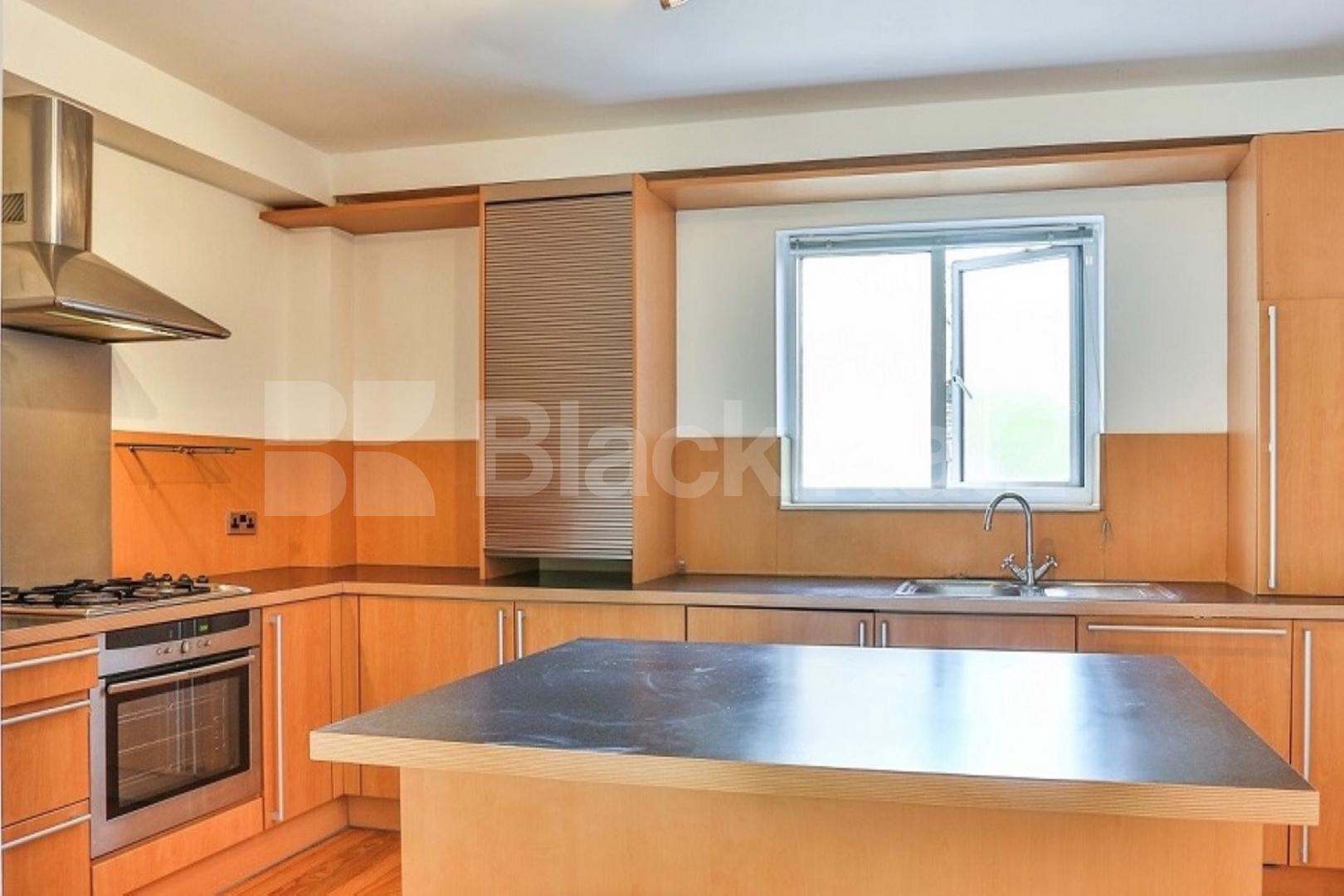 Semi split level, mezzanine area and gorgeous balcony   Newington Causeway, Borough